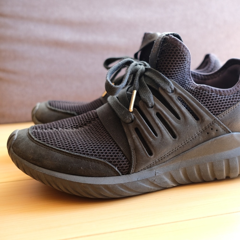 MEN'S ADIDAS BLACK TUBULAR SNEAKERS SIZE 6.5